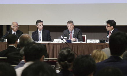 WTOセッションをリードする小田部前在ジュネーブ国際機関日本政府代表部特命全権大使（NEC）（左）とパネリスト