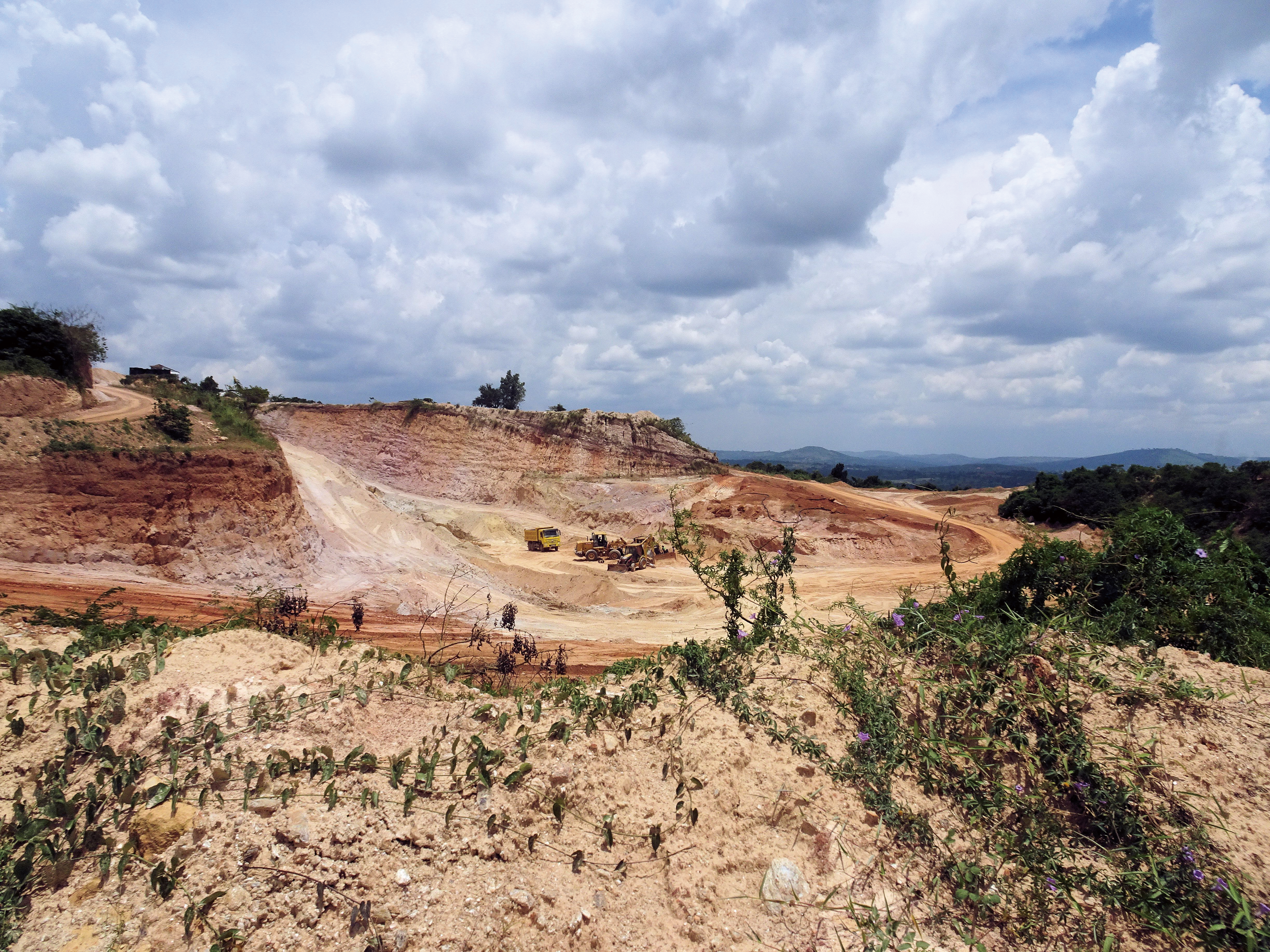 ウガンダのタンタル鉱山の様子（写真提供：華井和代 氏）