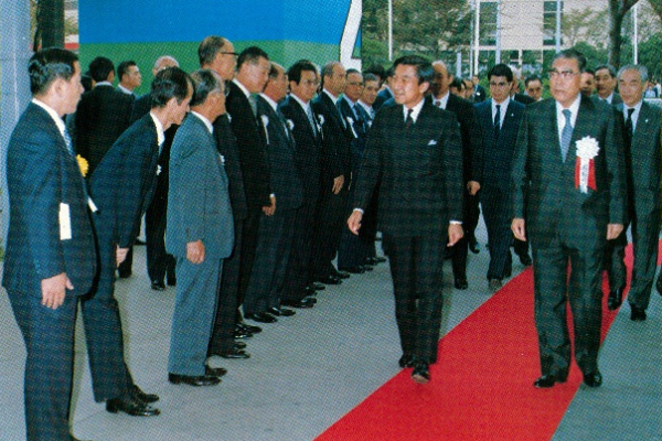 His Imperial Highness (at the time) visited Japan Electronics Show (1980)