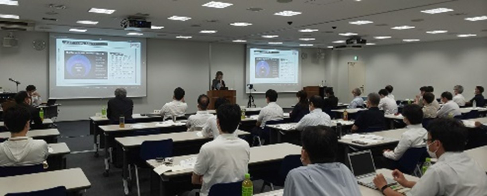 The 98th Machinery and Component Manufacturers’ Round Table, attended by executives from Kansai component manufacturers, was conducted in a hybrid format.