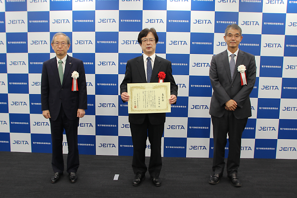 左から綱川智会長、受賞した反保昌博氏、石塚茂樹前会長。