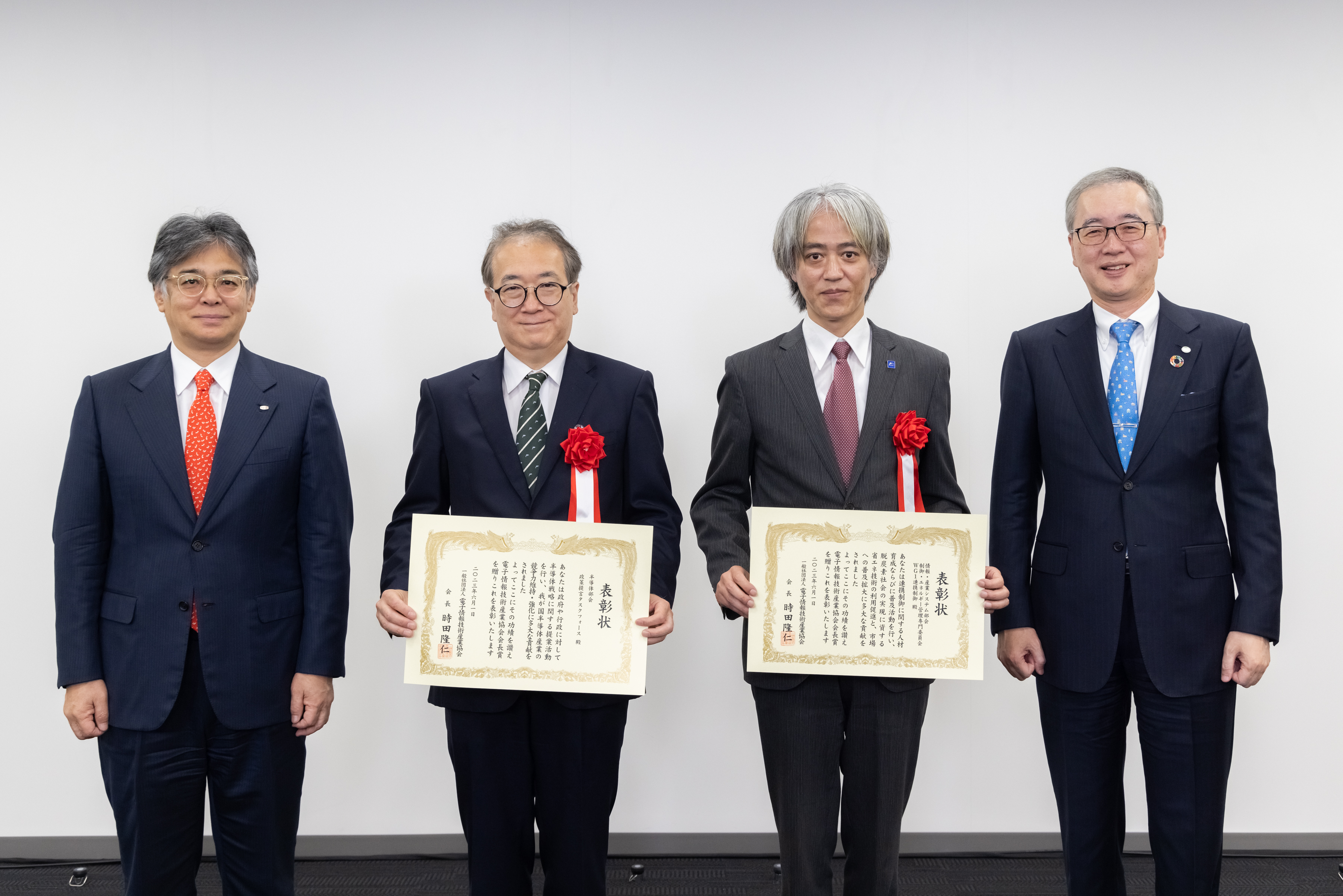 左から、時田隆仁前会長、半導体部会 政策提言タスクフォース　主査　三井豊興 氏、情報・産業システム部会／制御・エネルギー管理専門委員会／WG1：連携制御　主査　渡辺拓也 氏、小島 啓二会長