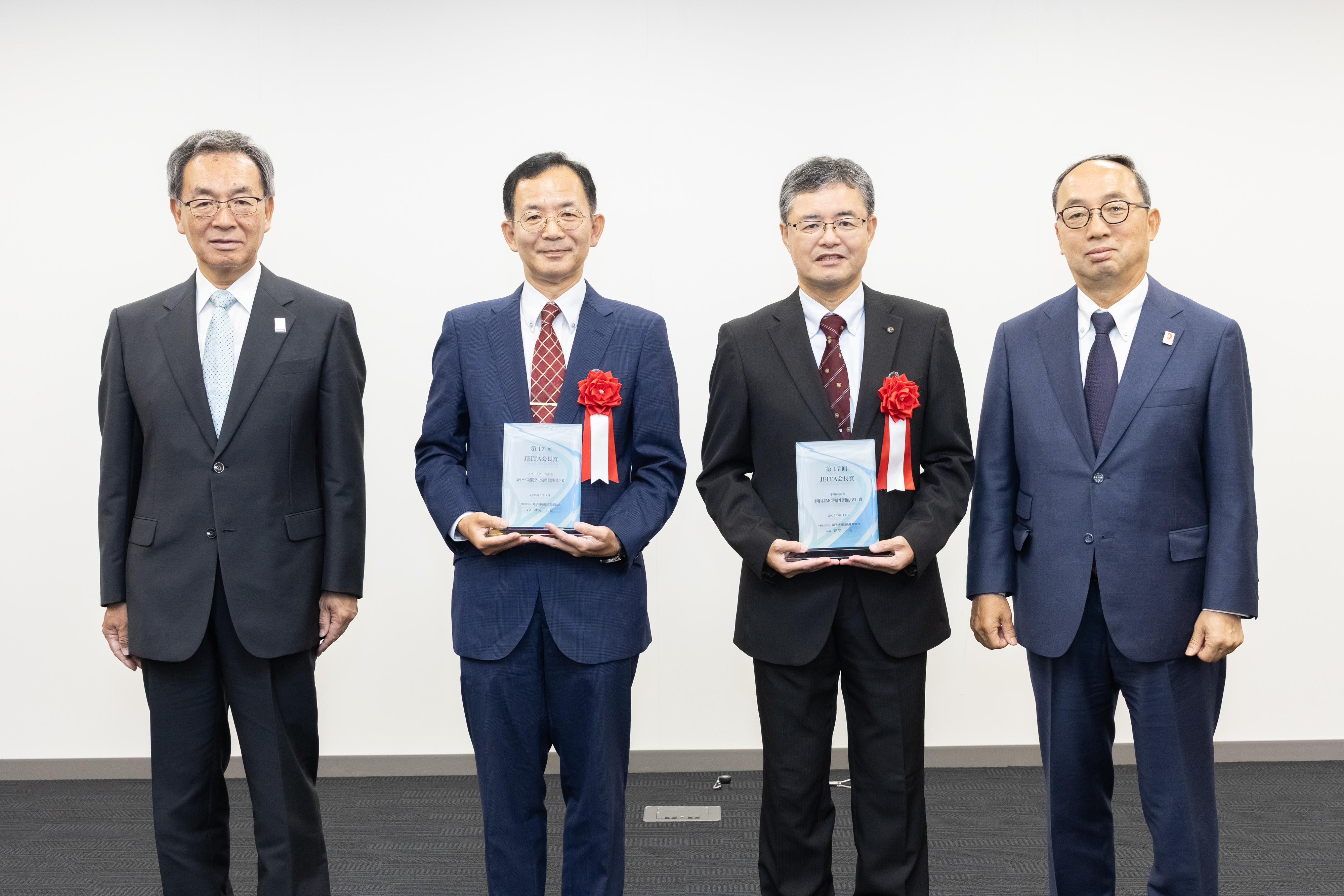 左から、津賀 一宏前会長、スマートホーム部会/新サービス創造データ連携基盤検討会 座長 白石 奈緒樹氏、半導体部会/半導体EMC性能等価性評価WGワーキングリーダ 市川 浩司氏、漆間 啓会長