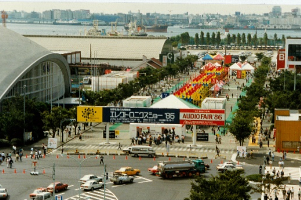 東京・晴海でのエレクトロニクスショーの会場遠景（1986年）
