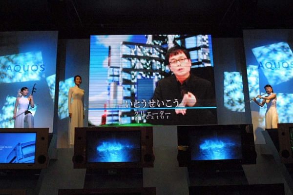液晶テレビを多数展示されたブース（2003年）