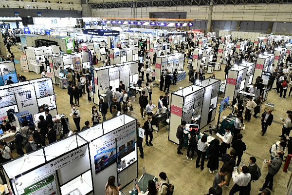 150を超えるスタートアップ企業や大学研究機関が集結して活況を呈した（2023年）